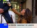 A pie, en coche, en bici y hasta a caballo se deja ver la Policía por el barrio de Lavapiés. Desde el primer día que aparecieron los animales, los vecinos no han dejado de poner cara de asombro. Las opiniones que despiertan son bien distintas: mientras que a unos les hace gracia, otros lo ven del todo inútil y a otros les parece una buena opción para disuadir a los cacos. Los propios agentes afirman que desde arriba 