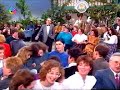 goldene hitparade der volksmusik.

lyrics (german):

meine braut, sie hei�t marianne.
wir sind seit zw�lf jahren verlobt.
sie h�tt mich so gern zum manne
und hat schon mit klage gedroht.
die hochzeit w�r l�ngst schon gewesen,
wenn die hochzeitsreise nicht w�r,
denn sie will nach hawaii,
denn sie will nach hawaii,
und das f�llt mir so unsagbar schwer.  wenn sie mit nach pilsen f�hre,
dann w�ren wir l�ngst schon ein paar.
doch all meine bitten und schw�re
verschm�hte sie jahr um jahr.
sie singt tag und nacht neue lieder
von den palmen am blauen meer,
denn sie will nach hawaii,
ja, sie will nach hawaii,
und das f�llt mir so unsagbar schwer.

refrain:
es gibt kein bier auf hawaii,
es gibt kein bier.
drum fahr ich nicht nach hawaii,
drum bleib' ich hier.
es ist so hei� auf hawaii,
kein k�hler fleck,
und nur vom hula hula
geht der durst nicht weg.