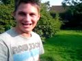 Pelch smadrer �ld�se med hovedet!