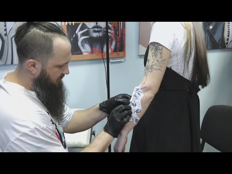 Выставка «Тату в искусстве. Искусство в тату» открылась в галерее Гавриила Ващенко видео