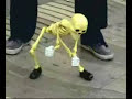 connerie-marionette-squelette-qui-dance.html