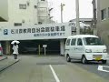 「駐車余地」標識の設置された区間を走ってみました。補助標識は「車両・終日／駐車余地2.5m　9-12・14-17の特定中貨以外の中貨・普貨に限る」と書かれています。※少しズームして撮影しているので、停止線を越えて停止しているように見えますが、実際は停止線の手前で一時停止しています。