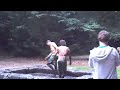 Modderworstelen tijdens het introkamp journalistiek 2008 in Baarn.