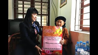 Phó Bí thư Thường trực Thành ủy Hoàng Thị Hà tặng quà, chúc Tết người có công