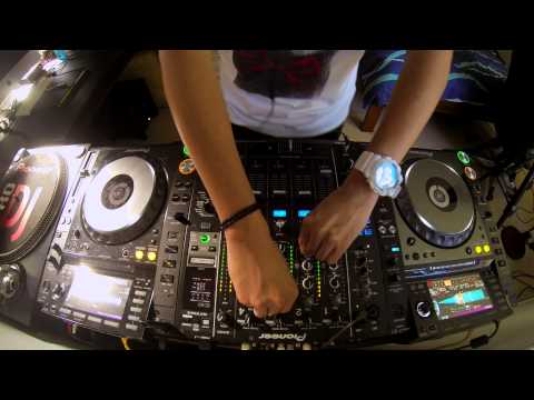 spontaneous - Tried out a new camera angle. Looked awesome, made a mix of tunes I'm playing in the clubs. Follow Ravine! http://www.facebook.com/ravinedj http://www.soundcloud.com/ravine http://www.twitter.com/...