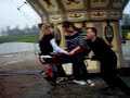 Laiilaa en Gerrit in de Zweefmolen