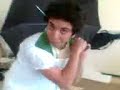 video d un jorobao deforme encontrado en una sala de clases detraas de un paraguas, y cuando es sorprendido se pone a bailar(primo del oriente de obedece a la morsa)