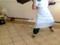 video d un jorobao deforme encontrado en una sala de clases detraas de un paraguas, y cuando es sorprendido se pone a bailar(primo del oriente de obedece a la morsa)