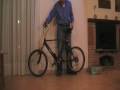 Run with a 14,8 V battery and gives more than 25 minutes of constat fun doing a soft climb. Se sube sin esfuerzo una suave cuesta durante 25 minutos a 21 km/h