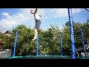 Housi auf dem Trampolin mit Salto - 2