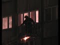 Oko 19 časova u soliteru, osamnaestospratnici, na niškom Sinđelićevom trgu izbio je požar. Prema nezvaničnim informacijama, uzrok požara, u stanu na četrnaestom spratu, bila je neispravna grejalica, a vlasnici stana nisu mogli da ugase požar zato što je istog dana toj zgradi u centru grada isključena voda, zbog neplaćenih računa. Požar se ubrzo proširio na stan iznad i ozbiljno ugrozio ostale stanove. Likvidiran je brzom reakcijom vatrogasaca uz korišćenje novih vozila koja mogu da rade na velikim visinama. Žrtava nije bilo, a dvoje ljudi požalilo se hitnoj pomoći zbog trovanja dimom. Autor snimka: Đorđe Radošević.