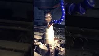 Máy đang gia công phay