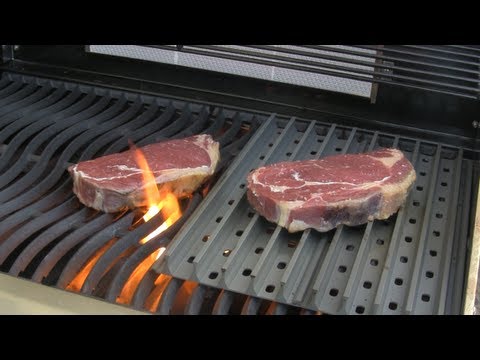 Grill - Vergleichstest der Grill Grates mit direktem Grillen, Das Steak auf dem Grill Grate war schöner und auch saftiger, auch wenn die Stellen zwischen den Grillma...