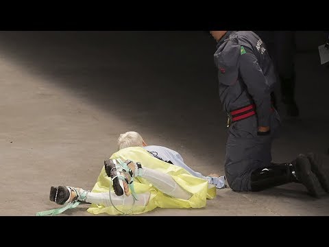 Model Tales Soares stolpert über seinen Schnürsenkel ...