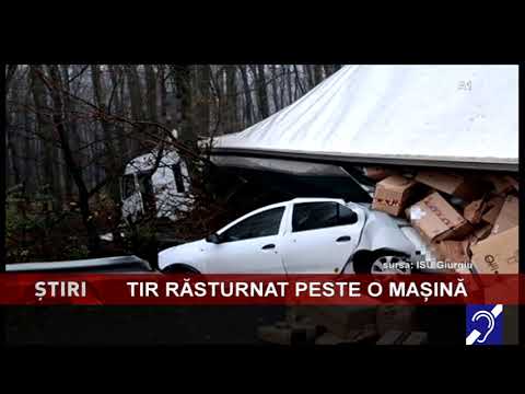 TIR răsturnat peste o mașină