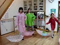 Japanese Esl 8-12 Yr,  olds sing & tap: Singin\