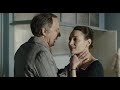 La bande annonce de Les Femmes Du 6eme Etage en VF et HD Paris, années 60. Jean-Louis Joubert (Fabrice Luchini), agent de change rigoureux et père de famille « coincé », découvre qu'une joyeuse cohorte de bonnes espagnoles vit... au sixième étage de son immeuble bourgeois. Maria, la jeune femme qui travaille sous son toit, lui fait découvrir un univers exubérant et folklorique à l'opposé des manières et de l'austérité de son milieu. Touché par ces femmes pleines de vie, il se laisse aller et goûte avec émotion aux plaisirs simples pour la première fois. Mais peut-on vraiment changer de vie à 45 ans ?