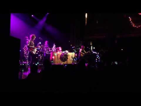 Ingrid Michaelson - Ingrid Michaelson (with Bess Rogers and Allie Moss) performs