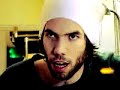 umzingelt von jugendlichen rap-fans, gedreht in den schaufenstern dieses planeten: ?after all