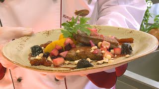 Kartoffel-Kürbis Püree an gebratener Kalbsleber mit Rote Bete-Birnen-Apfel Gemüse