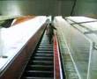 Vecchietta metropolitana linea A Roma