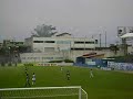 Garoto arrisca a vida para trocar o placar do jogo do Macaé