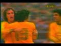 Nelinho chutando a bola pra fora do Mineir�o
