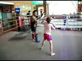 Niña de 9 años entrena lanzando potentes golpes y patadas