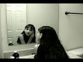 video de miedo - niña en el espejo