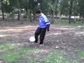 Zouhair jongle le ballon