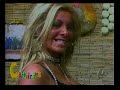 la giovane bionda si spoglia