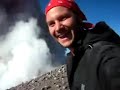 火山がまさに噴火してる目の前で記念撮影をするご一行。のサムネイル3