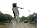 arquitecto benavides es aplastado por un robot gigante