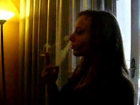 ragazza fuma