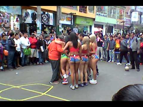 sexys!! - la previa al mundial brasil 2014 no hubo mejor idea que reunir a este grupo de chicas para que se jueguen una pichanguita en una de las zonas mas concurridas...