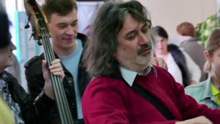 Казанский камерный оркестр La Primavera и Рустем Абязов, флешмоб на счетном участке