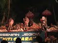 ジェゴグの本場、バリ・ヌガラのニティ・スアラの演奏。日本で人気のあるスアール･アグン楽団ではないが、このニティ・スアラでもじゅうぶん愉しめる。ジェゴグの地を這うような重低音、初めて耳にする人にはパイプオルガンのような持続する旋律が竹琴打楽器の音だとは信じられないだろう...　音が重なってうなりを生ずる倍音の心地よさがジェゴグの愉しみ。　　