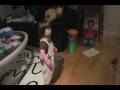 videos de 2008-12-23-Emiko dances to yo gabba gabba