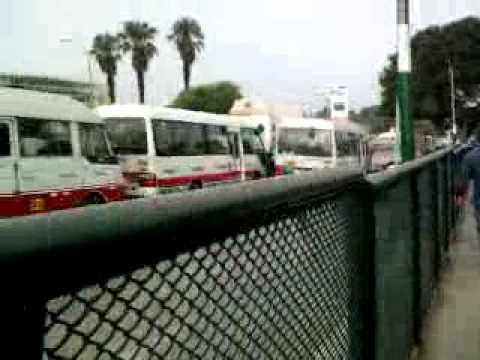 Inmensas colas de autos durante las mañana en la avenida Venezuela