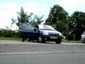 videos de Man krijgt ruzie met auto