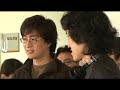 I'd like to share here some actions of Bae Yong Joon when he take a break from his shooting. This is from April Snow.^^