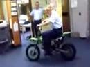Motocicleta en la oficina Motocicleta en la oficina