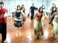 Juliana Paes ensaiando dança para Caminho das Índias com o corpo de baile
