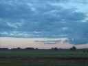 Hab das Video selber gemacht mit passenden Fotos dazuEinfach wunderschön das LiedSie wurden vorgewarnt, und doch war sie nicht bereit als die Bomben kamVom Wickeltisch die Flucht in den Keller, das nackte Kind im ArmIhr Vater hielt die Mutter, zusammengedrängt, Köpfe abgesenktfür den Moment in dem die Zerstörung einschlägt in den ZementSie hatten vorgesorgt, vorher Wasser gesammeltIn Eimern, die Badewanne gefüllt damit bis zum AnschlagAuf einmal der erste Einschlag, überall nur Sirenenund Erschütterungen, die dem Jungen in ihren Armen das Bewusstsein nehmenSie entschloss bewusst zu erleben, sie wusste sie würd noch lebenum zu sehn wie ihr Sohn erwachsen wird harrt sie aus in dem Bebenauf einmal ist alles ruhig, die Stille wabert wie Nebelsie hört nur sich selber atmen beim raus auf die Straße tretendie Ohren vom Lärm gelähmt muss sie lernen den Augen zu trauenund das Bild das sich ihr erschließt verschließt sie wieder in Trauersie steht versteinert im Hauseingangund sieht den Tross von den tausenden Menschen trauernd und still vorbeiziehn am Haus entlangsie kann fast niemand erkennendenn der Staub der zerbersteten Bauten liegt wie ein grauer Schleier auf ihnenFamilien sind getrennt und jeder fragt jeden ob er wen kennthinterlässt in den Überresten des alten Hauses Hinweise dennes könnte sein dass ein Ehemann Frau und Kinder suchtso schreibt man wir sind bei meiner Tante jetzt und es geht uns gutund auch sie sucht nach dem Mann der ging und verschwandirgendwann entstand diese Lehre kein Brief von ihm kam mehr andoch sie zweifelt nicht dass er lebt, das Gefühl das die zwei verbindetverhindert dass ihre Hoffnung auf Wiedersehn mit ihm schwindetsie nimmt das Kind und fasst kurz den Entschluss der für sie bestimmt istsie begibt sich auf die Suche im Wissen dass sie ihn findetGott bitte gib uns die Kraftum zu ändern was wir können und zu akzeptieren dassmanche Dinge einfach sind wie sie sindund bitte gib uns die Weisheit sodass wir sehen was der Unterschied istEs war kalt da wo sie ihn hielten, die fremde Sprache verriet ihnverirrt in Feindesgebiet, in Gefangenschaft, die Hände friern ihmEs geht ihm nicht mehr so schlecht wie zu anfang, er kommt zurechtstudiert die Strukturen des Orts, macht mit Zigaretten geschäftEr ist dankbar dass er noch lebt, überzeugt dass er überlebtüberlegt sich, wie kann er es schaffen die Zeit hier zu überstehndoch er arrangiert sich mit dem was das Schicksal entschied ihm zu gebenentschied sich gegen die Resignation des Willens zu Lebenman flüstert einander zu, hin und wieder kommt dieser Zugder das viel zu trockene Brot bringt und dann die Kranken abholter nimmt seine Chance und versucht es davonzukommen auf dem Zugmit gefälschten Krankenpapieren, es war schwierig, doch das bekommt man schondie Fahrt ist ungewiss, wohin bringt man sie jetztseine Hoffnungen im falschen Krankenbett kreisen ums Lazarettdoch er weiss es kann anders kommen bei dem Schicksal, was weiss man schondoch sein Wille bleibt ungebrochen, und unter uns: manchmal reicht das schonRefrainIhr ganzes Leben war geprägt von Gedanken an andere MenschenSie hat es geliebt zu Helfen mit Lachen, Worten und Händenin ihrer Geduld lagt Trost für Familie und Fremdeund keine Reue für Hilfe, auch wenn sie sich selbst verdrängteAuf dem Sterbebett, die Schmerzen verschlimmert noch durch die Qualelnicht nur selbst zu leiden, sondern auch den anderen zur Last zu fallendoch die Liebe die sie einst gab kam zurück zu ihr jeden Tagund das Schicksal ist manchmal seltsam, denn als sie fortging im Schlafhat sie ein letztes mal getan, was ihr so sehr am Herzen lagdie Familie, die sie so sehr liebt vereint, wenn auch an ihrem GrabRefrainFast ein ganzes Jahrhundert Leben zu leben erscheint gigantischund im Gesicht dieses Mannes ist Geschichte verankertdie Falten, die Kaligraphie seiner Chronik, und wenn er lächeltdann funkeln die Augen schelmisch unter Brauen die fast weg sindseine Frau ist von ihm gegangen und er hofft man siehts ihm nicht andenn als Oberhaupt der Familie zählt für ihn Würde als Manndoch allein und still mit sich selbst weiss er sein Elan ist gegangenmanchmal steht er garnicht erst auf und wenn dann zieht er sich nicht anund wenn die Familie ihn fragt, dann kaschiert er Schmerzen mit Scherzener lacht bis die Tränen kommen, wie ironisch, beides von Herzensein immenser Erfahrungsschatz, er spricht weiser mit jedem Wortdoch um alles leichter zu machen beschränkt er sich auf Humor100 Jahre kommen ihm so vor wie veronnene Tränen beim Lachendenn er weiss es ist Zeit zu gehen doch was kann man machenumringt von Fotografien seiner Kinder, Enkel und deren Kinderweiss er auf wunderschöne Weise bleibt auch er für immerRefrain
