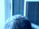 Nina qui se mort la langue