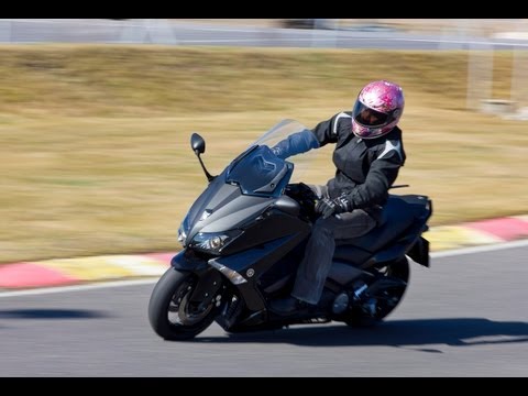 Tmax_530 - En 1000PS hemos probado la última versión la popular Yamaha T-Max 530. Aunque le han salido competidores por parte de Aprilia y BMW, la japonesa aguanta el t...