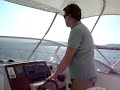 miki   conduint una barca per palamós