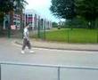 videos de Sneaky Poy gets knocked down!