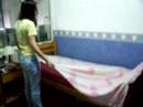 yo haciendo la cama (?) yo haciendo la cama (?)