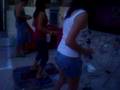 Coral y Alicia en la maquina de bailar